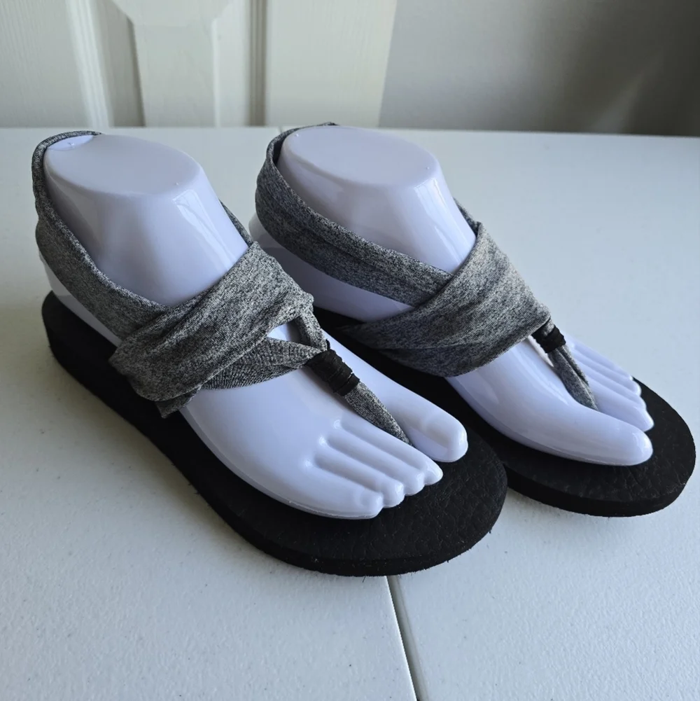 Skechers Yoga Foam Comfort Sandals Gray & Black Fabric Straps No size